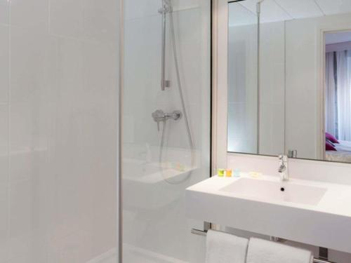 a bathroom with a sink and a shower at ibis Styles Grenoble Centre Gare in Grenoble