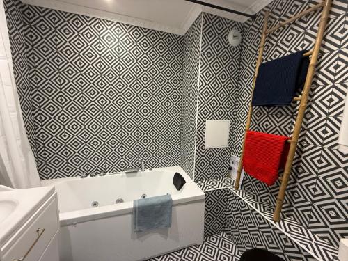 a bathroom with a black and white patterned wall at Studio hyper centre in Marseille