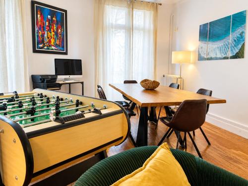 Bourgeois 3BR - terrace, walk to Croisette and Palais