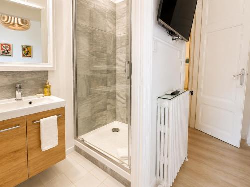Bourgeois 3BR - terrace, walk to Croisette and Palais
