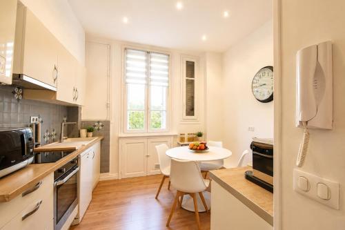 Bourgeois 3BR - terrace, walk to Croisette and Palais