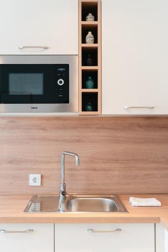 Iceberg Suites - Boutique Apartment with AC and Pool
