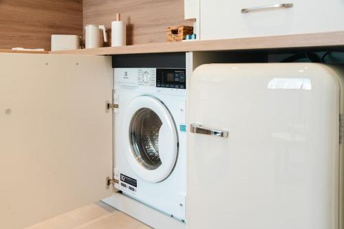 Iceberg Suites - Boutique Apartment with AC and Pool