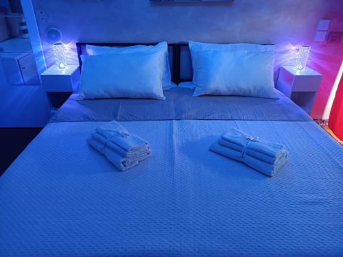 a blue bed with two towels on top of it at La RIVISTA in Manduria