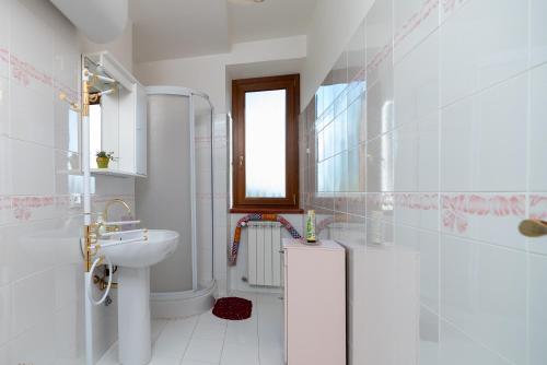 a white bathroom with a sink and a shower at Autenticum Agriturismo Tolfa in Tolfa
