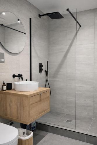 a bathroom with a sink and a shower at Modern 2 Bedroom with Parking in Central Windsor next to Castle & Shops in Windsor