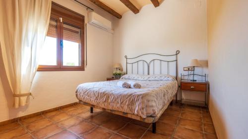 a bedroom with a bed and a window at Casa Rue in Deltebre