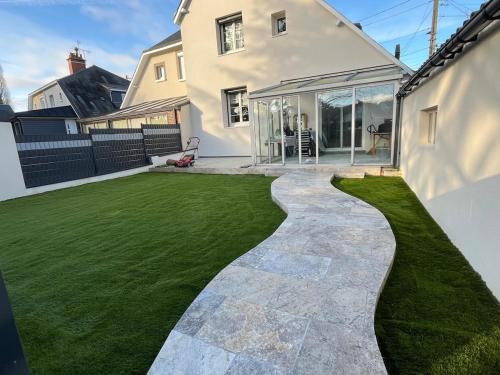 Le Mans 24 Hours Comfortable House for 6 Guests with Private Parking