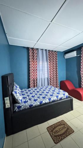 a bedroom with a bed in a room at King Appartement in Lomé