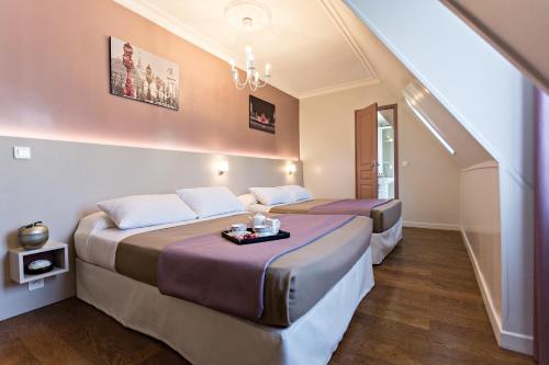 two beds in a room with a staircase at Modern Hotel in Paris