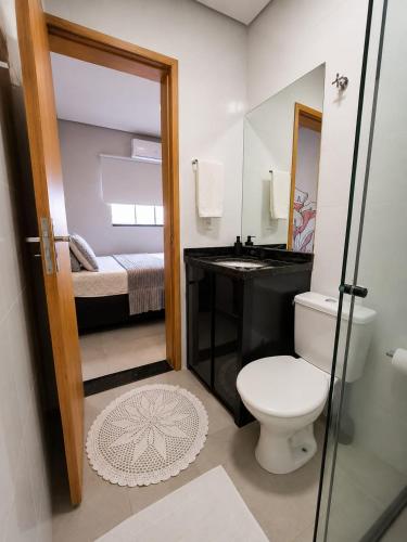ein Badezimmer mit Toilette und Waschbecken in der Unterkunft Flat AR Moderno com Ar Condicionado e Estacionamento in Rio Claro