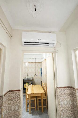 a room with a table and a ceiling fan at F3 SALAMANDRE à CORNICHE CASA MAZA in Mostaganem