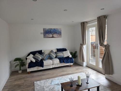 a living room with a couch and a table at Charming Wootton in Hail Weston