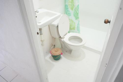 a bathroom with a toilet and a sink at Mojo Surf House in Popoyo