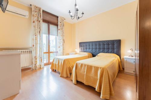 a bedroom with two beds and a window at Affittacamere Pizzeria Ristorante Treppì in Caldiero