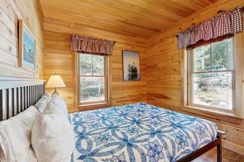 a bedroom with a bed in a log cabin at WeSeekANook in Meredith