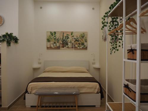 a bedroom with a bed in a room at Sleep&Fly in Naples