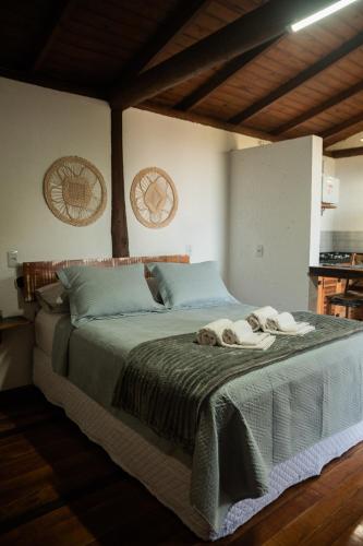 a bedroom with a bed with towels on it at Pousada Quinta do Cangueri in Imaruí