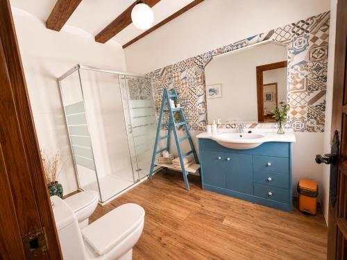 a bathroom with a blue sink and a mirror at Las 9 Candelas alojamiento en el centro de Yecla in Yecla
