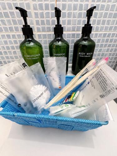 a basket with toothbrushes and two bottles of toothpaste at B&B A Vinedda in Scilla
