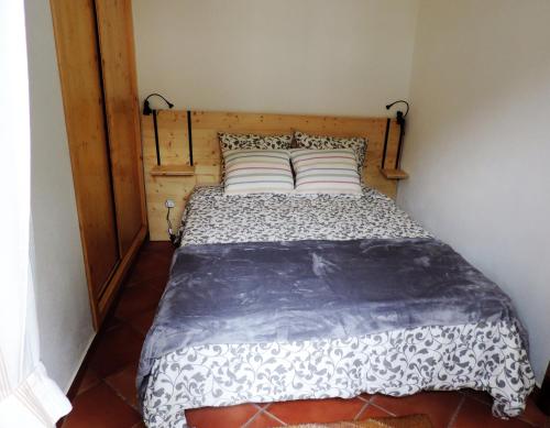 um quarto com uma cama e uma cabeceira em madeira em Casa Da Tulha em Sintra