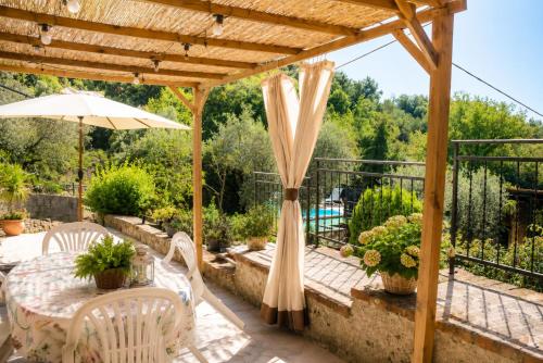 Fattoria Cristina Patio Apartment with Pool, Pergola & Farm Animals near Cinque Terre - Mono