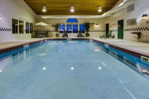 ein großer Pool mit blauem Wasser in der Unterkunft Country Inn & Suites by Radisson, Stockton, IL in Stockton