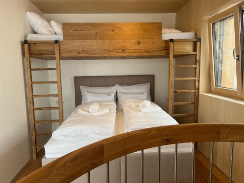 two bunk beds in a tiny house at Das Zehnerkar Chalet - Klippitztörl in Kliening
