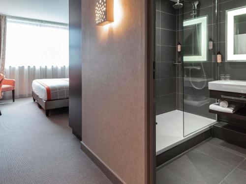 a bathroom with a shower and a sink at Mercure Clermont Ferrand centre Jaude in Clermont-Ferrand