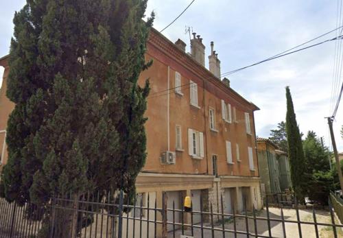 Grand T2 design rénové 75 m2 - Aix centre, lumineux - Parking sécurisé gratuit