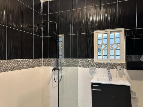 a bathroom with a shower and a sink at Casa Kaibana - 6 Pax, con piscina, cerca del mar in Las Galeras