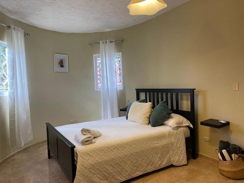 a bedroom with a bed with towels on it at Casa Kaibana - 6 Pax, con piscina, cerca del mar in Las Galeras