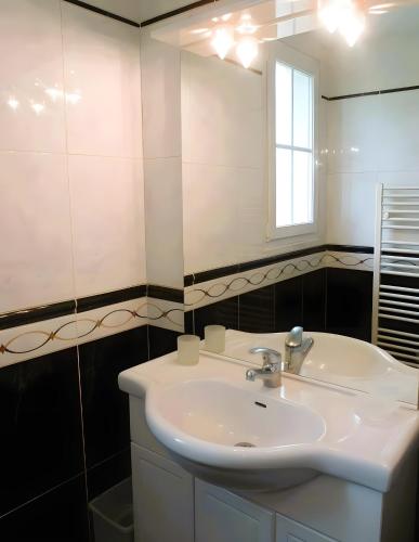 a bathroom with a white sink and a mirror at Gîte de Rosemont in Saint-Pol-sur-Ternoise