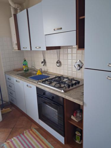 a kitchen with a stove and a sink at Natura e relax in Anzo