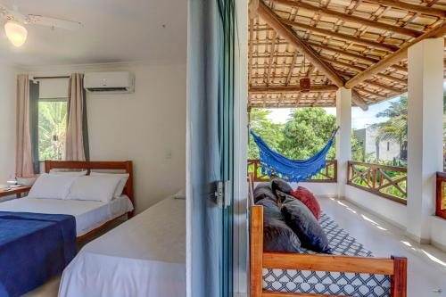 a bedroom with two beds and a window at Casabela Sargi Serra Grande in Uruçuca