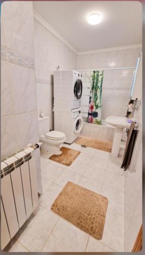 ein Badezimmer mit Toilette und Waschbecken in der Unterkunft Cocoon pour 6 personnes in Mirandela