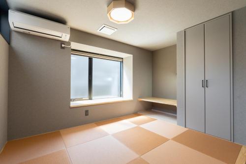 an empty room with a window and a desk at HOTEL PG3 - Vacation STAY 46492v in Habu