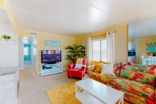 a living room with a couch and a tv at Oceanblock on One Twenty-Four in Ocean City