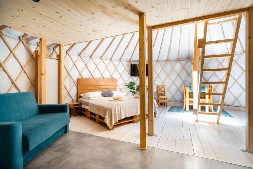 ein Zimmer mit einem Bett in einer Jurte in der Unterkunft Aloha Glamp - Całoroczny glamping nad rzeką z prywatną balią - Stok narciarski, góry, lasy, sauna in Zagórnik