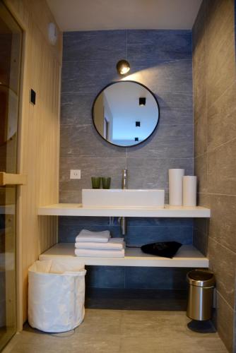 une salle de bain avec un lavabo et un miroir dans l'établissement Home by U - Chalet 3, à Saint-Martin-de-Belleville