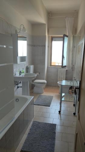 a bathroom with a tub and a sink and a toilet at Brezza dello Stretto in Mili Marina