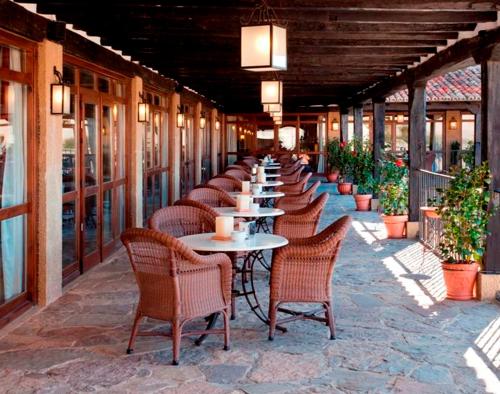 a row of tables and chairs on a patio at Parador de Sos del Rey Católico in Sos del Rey Católico