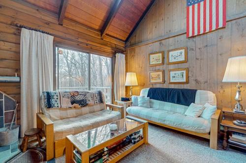 a living room with a couch and a table at Log Ski Lodge in Wilmington