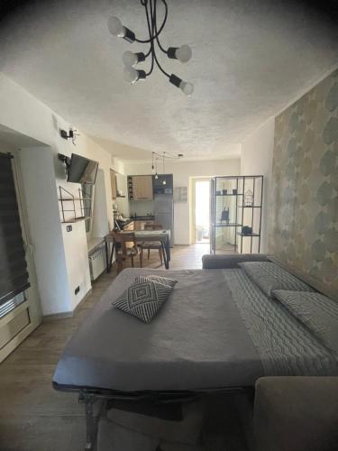 a large bed in a room with a kitchen at Il rifugio di Pongo in Ivrea