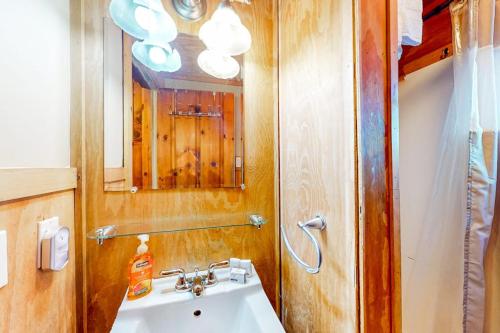 ein Badezimmer mit Waschbecken und Spiegel in der Unterkunft Castleton Charmer in Castleton