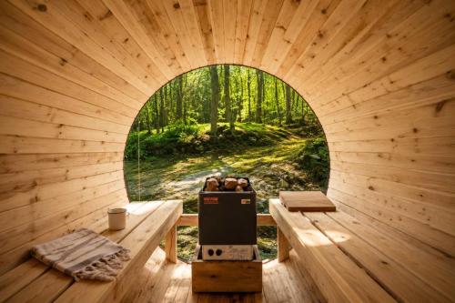 an inside view of a sauna with a round window at Sauna Forest Escape & Relaxation - Chalet Orman in Brownsburg