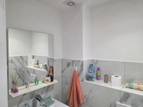 a white bathroom with a mirror and a sink at Maison Élégante - Space & Comfort Vilvoorde in Vilvoorde