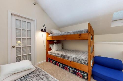a bedroom with two bunk beds in a room at Winterplace Getaway in Ludlow