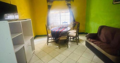 a living room with a table and a couch at Apartamento el Amigo in Panajachel
