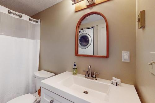 ein Badezimmer mit Waschbecken und Waschmaschine in der Unterkunft Slopeside 903 in Jay